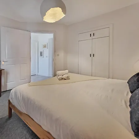 Wolfe Tone Apartment *