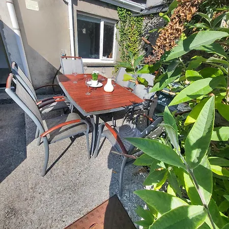 Wolfe Tone Apartment