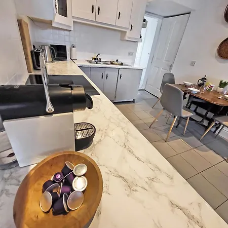 Apartment Wolfe Tone *