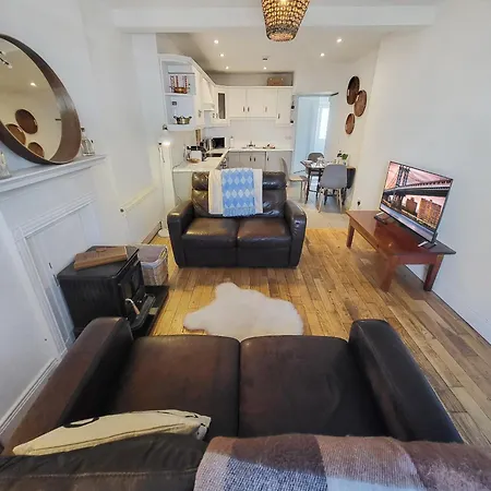 Wolfe Tone Apartment *