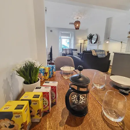 Apartment Wolfe Tone *