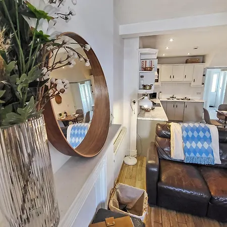 Wolfe Tone Apartment *