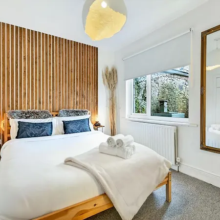 Wolfe Tone Apartment