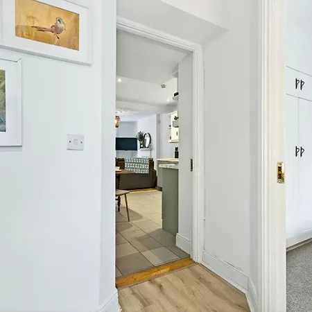 Wolfe Tone Apartment *