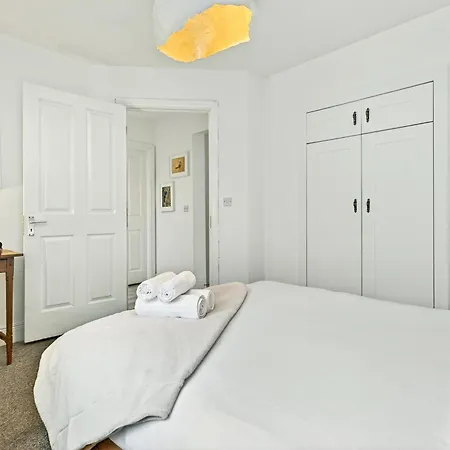 Apartment Wolfe Tone
