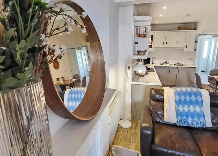 Wolfe Tone Apartment *