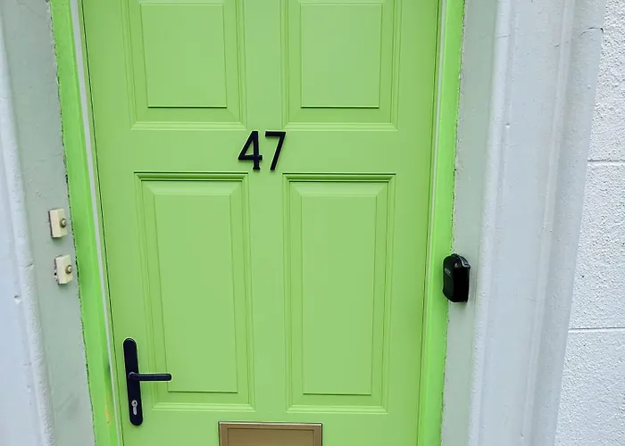 Apartment Wolfe Tone *