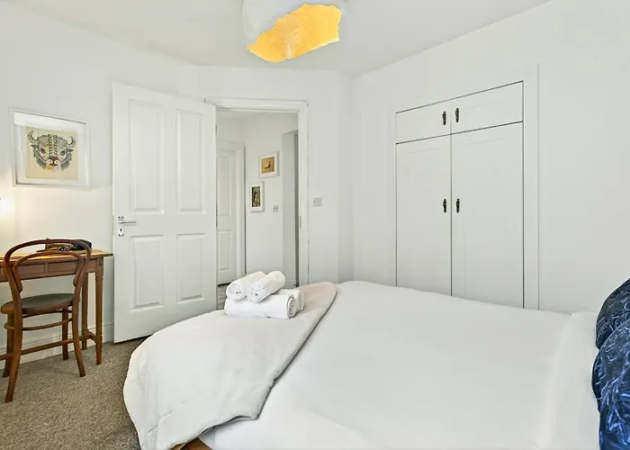 Apartment Wolfe Tone